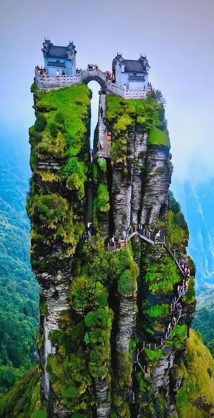 远看山有色，近前攀天梯。云雾绕峰顶，仙桥如画来！这是一名山之境，有没有晓得