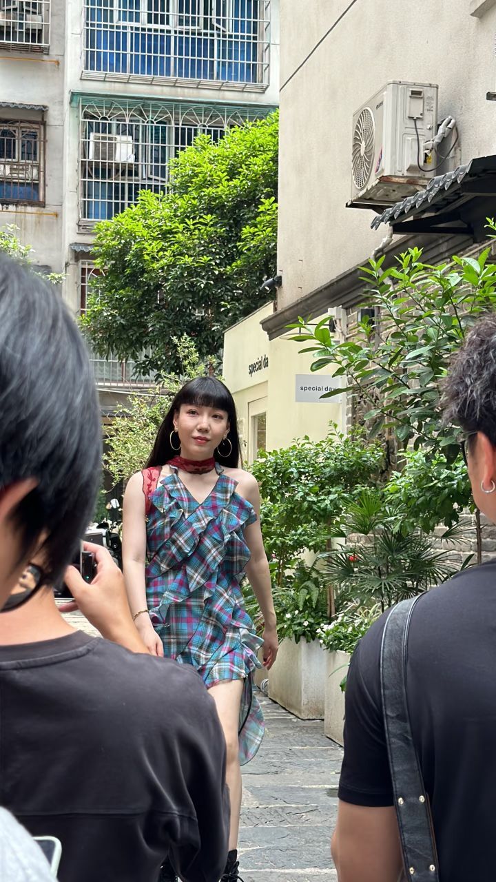 长沙偶遇吴莫愁吴莫愁长沙街头惊喜活捉吴莫愁！一身休闲便装出门，淡妆出镜气色超绝