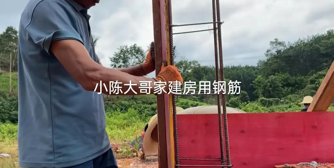 同样在东南亚建房，小陈在老挝，小林在越南。小陈给大哥家建的两层中式样板楼房，小林
