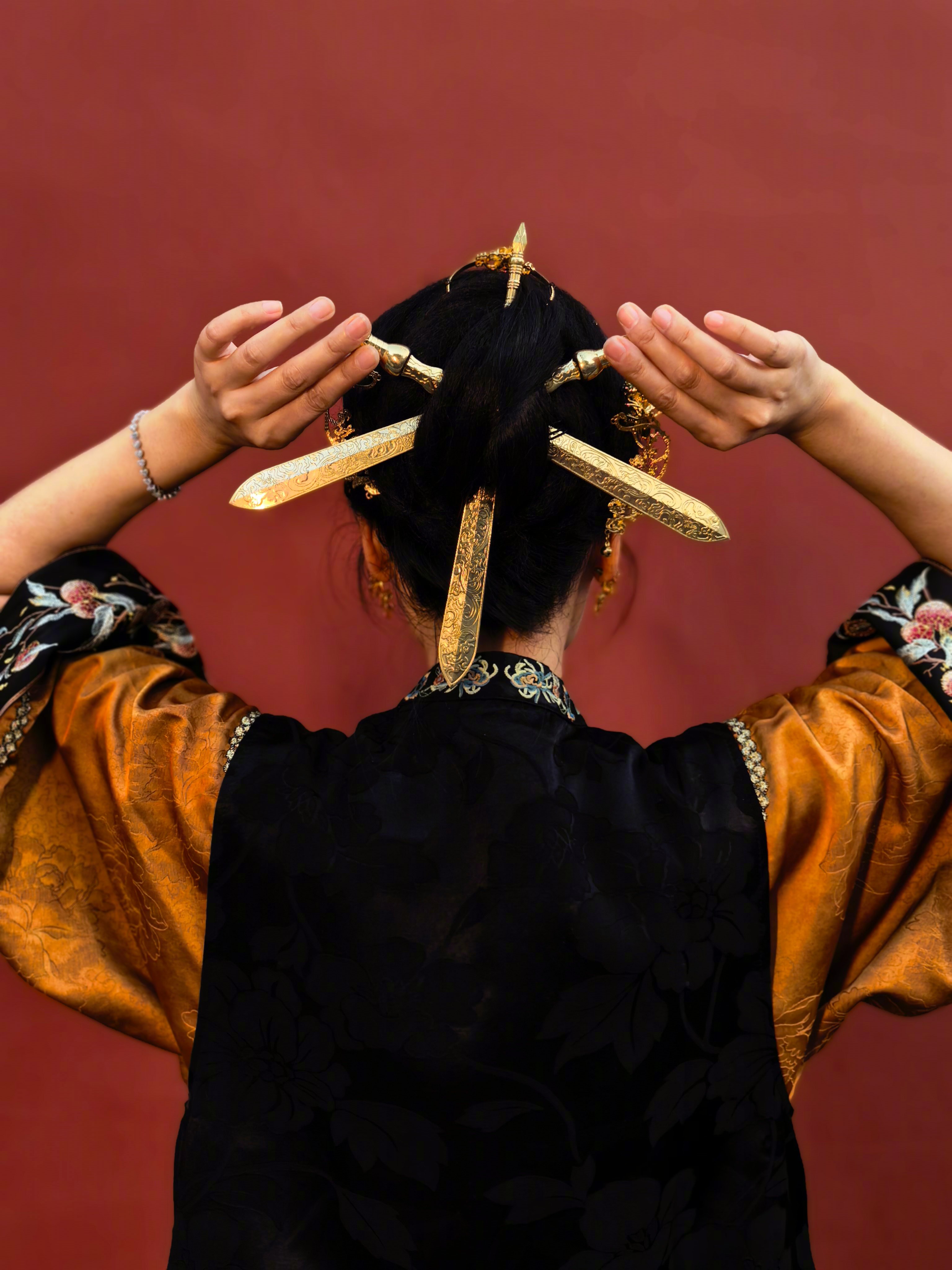 最美不过传承时。妈妈优雅温婉，女儿森碟明媚灵动，两代人在簪花围下绽放出不同时代的