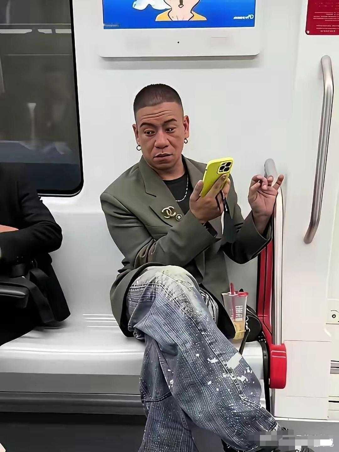 挺纳闷，他靠什么吃饭，或者说做什么工作的？