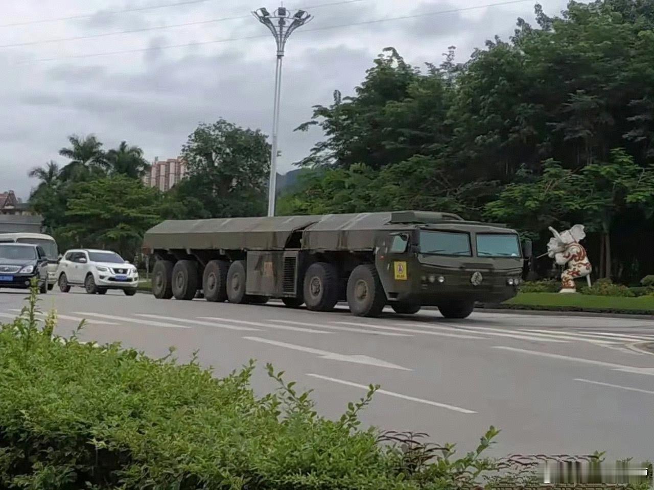 美俄天天嚷嚷着打核战我们也不能闲着他们负责嚷嚷我们负责准备这不兔版侏儒洲际导弹都