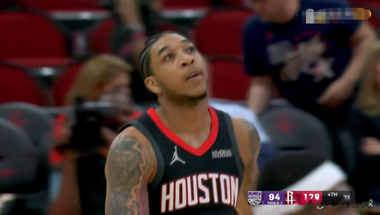 火箭小将戴维森真是太渴望得分了！在今天火箭主场以128：97击败国王的比赛中，戴