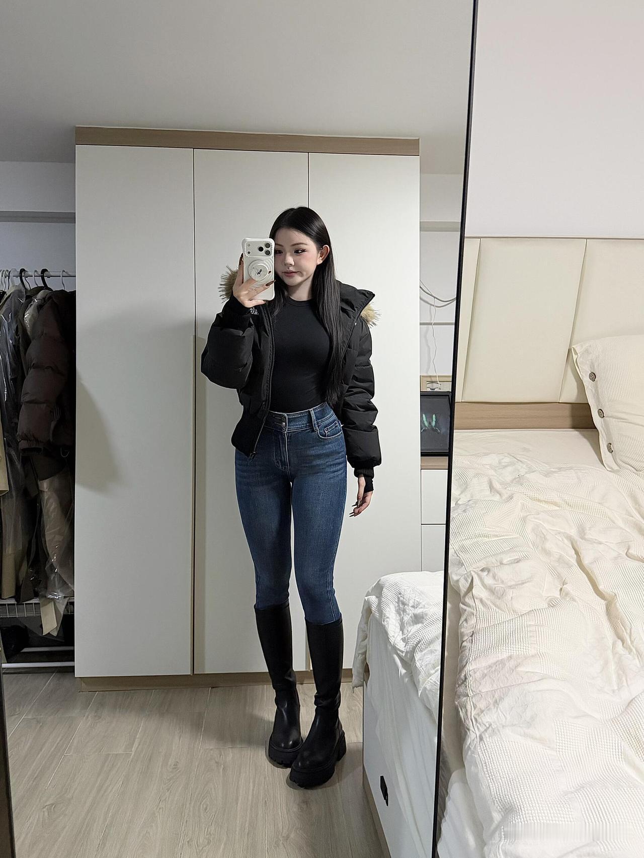 降温了谁还没在房间镜子前臭美过啊！拉上窗帘开盏小灯，对着镜子左扭右