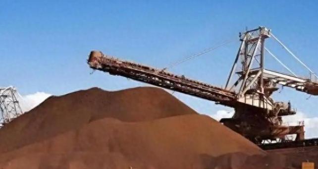 所有人都在等中国对日本出手，结果海关数据一公布，全都懵了。2025年11月，中国