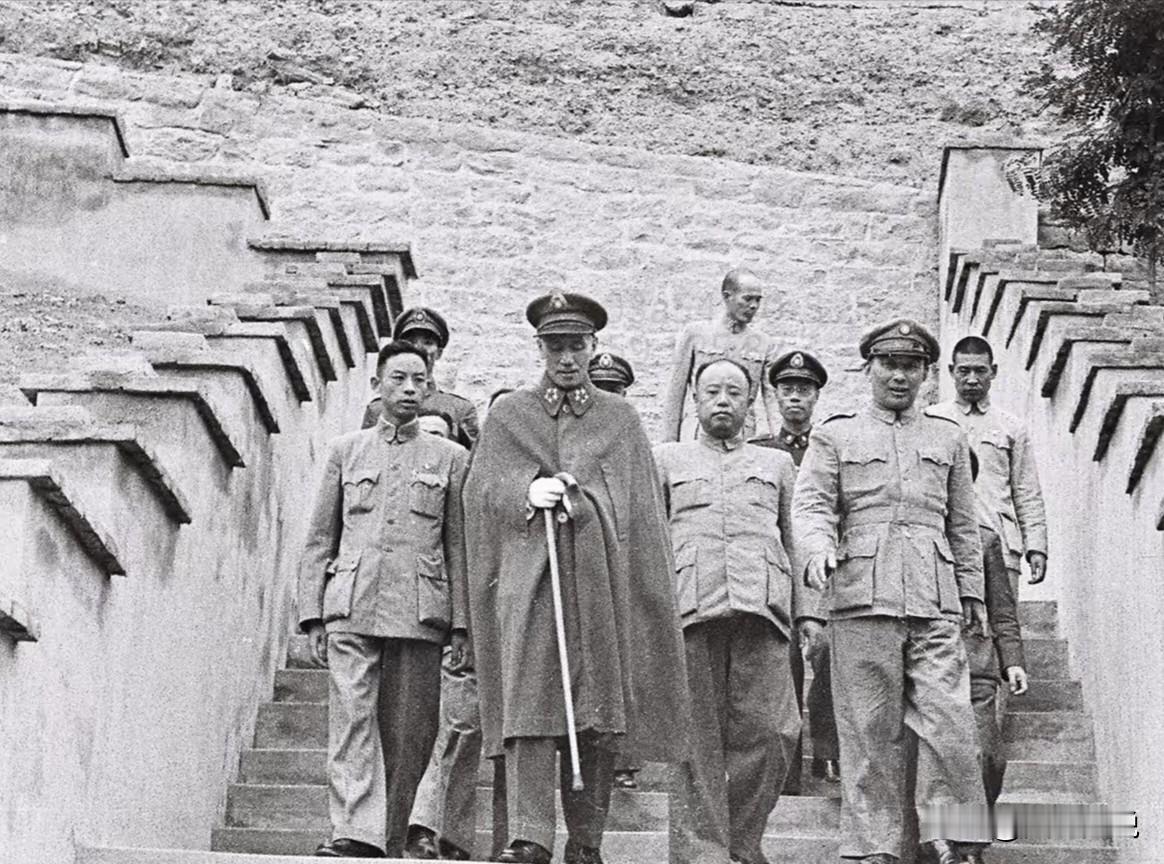 老蒋唯一一次来到延安时的场景，身披大氅，身后一群随员，结果参观了教员住的窑洞后，