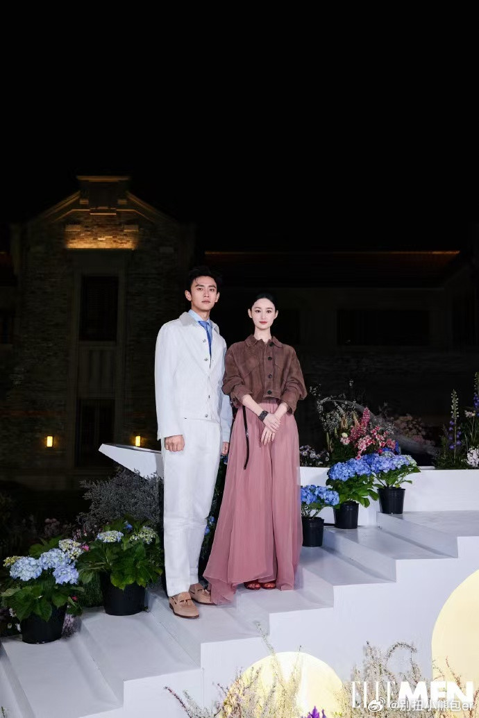 王天辰郭晓婷可曾做过什么同桌谁懂啊！王天辰郭晓婷活动同框氛围感绝了，眼神互动超