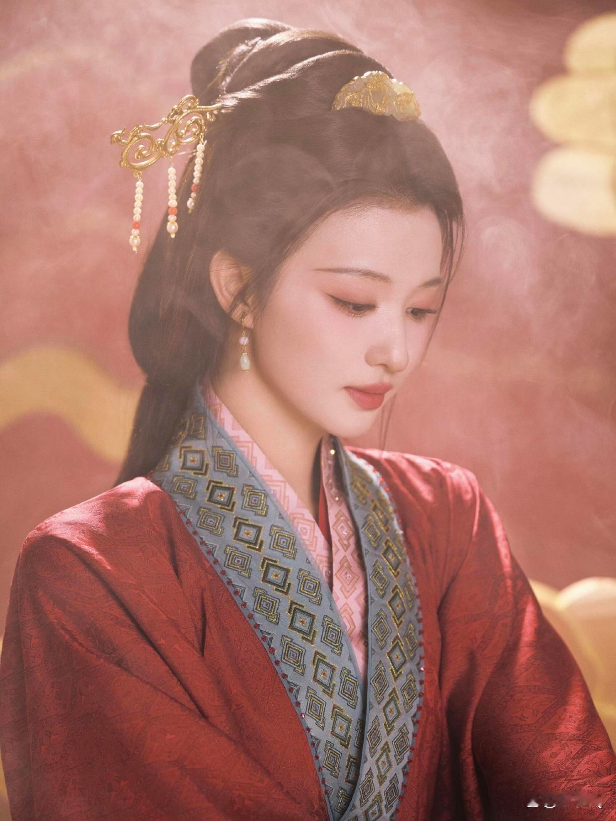 王楚然这套衣服，我感觉王昭君就长这样