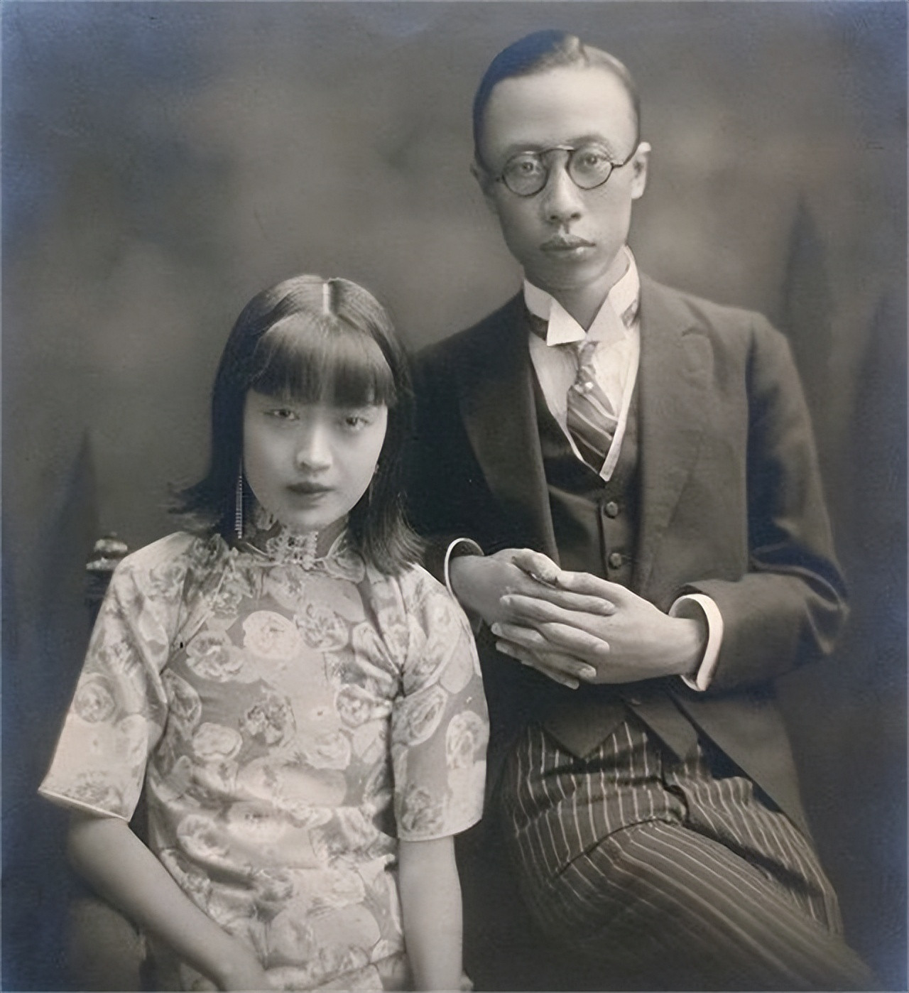 1935年，溥仪发现婉容怀孕并且将近临产。此时的他愤怒不已，下令：“给我查！我要