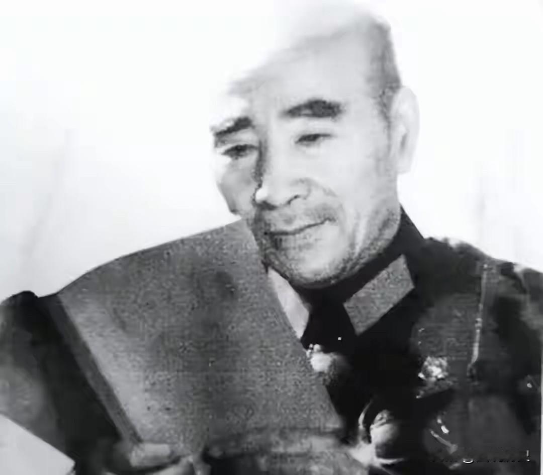 这张珍贵老照片拍摄于70年代初，一位老人在认真的阅读一本书，应该是毛主席语录，只