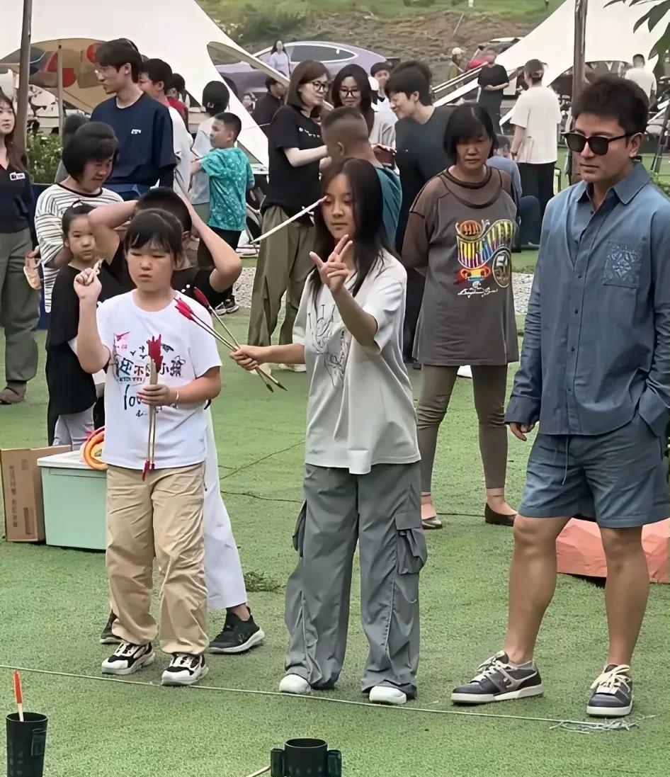 天呐！看看甜馨这孩子人家要长相没长相，要特长没特长，但是她在短视频平台已经有几