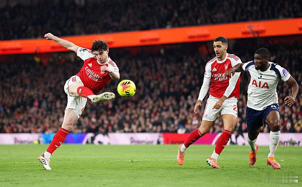 咱不能再说阿尔特塔战术死板了。塔子哥有办法啊！都知道热刺要摆大巴，但如何打破铁桶