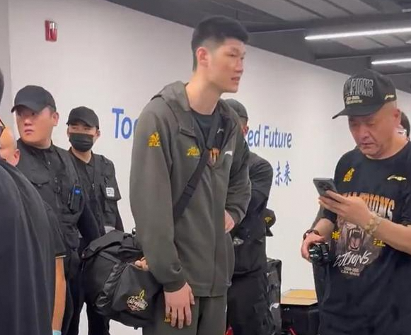 广厦夺冠，胡金秋带伤作战，赛后难受匆匆离馆