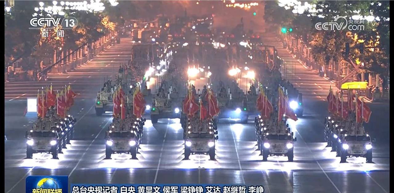 央视把第二次演练的画面放出来，很多人先盯着“有没有四代重坦”。答案很直白：排头还