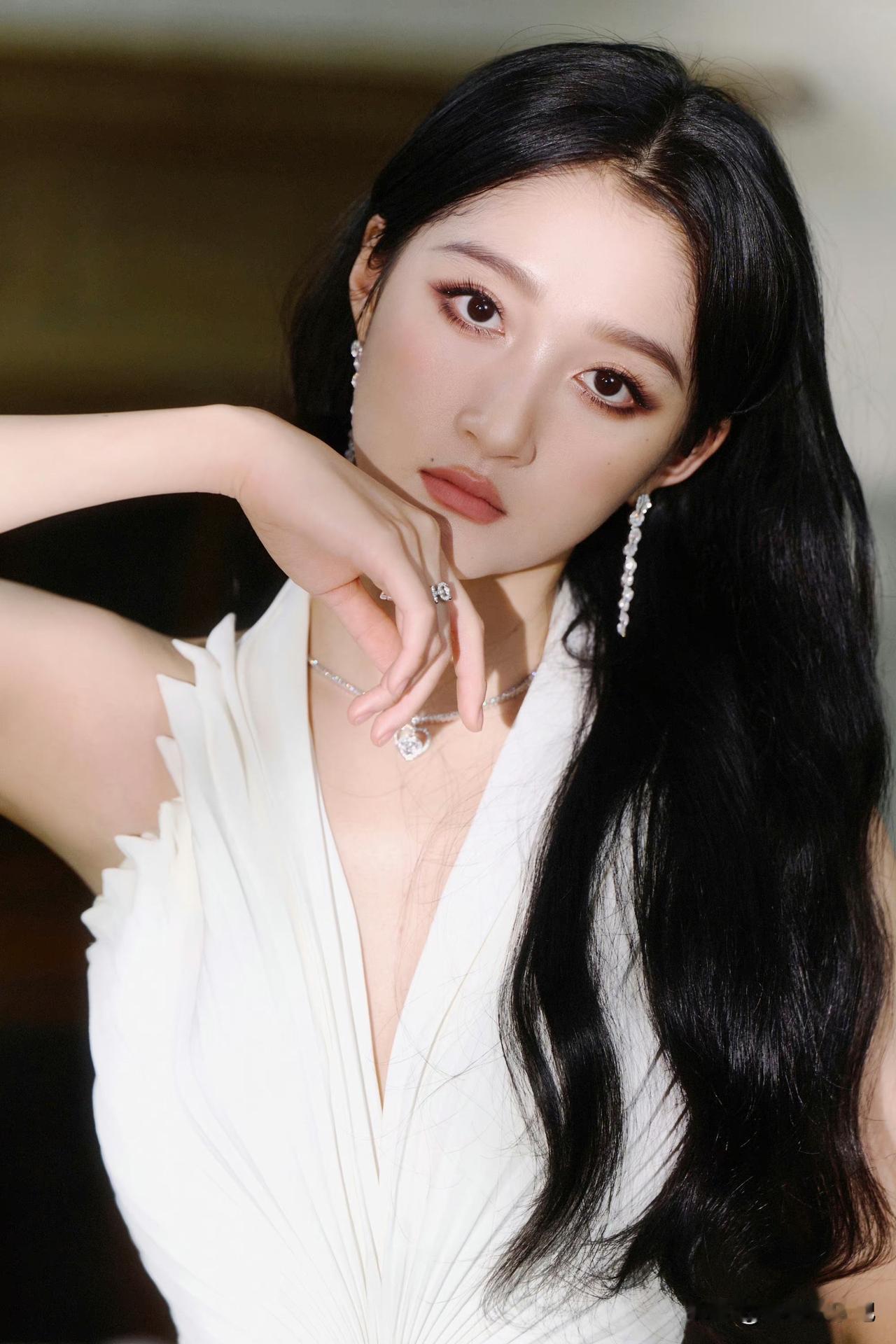 关晓彤的妆容总能带来惊喜。眼神清亮又藏着锋芒，香槟色羽翼般的妆容，闪耀碎钻洒在脸