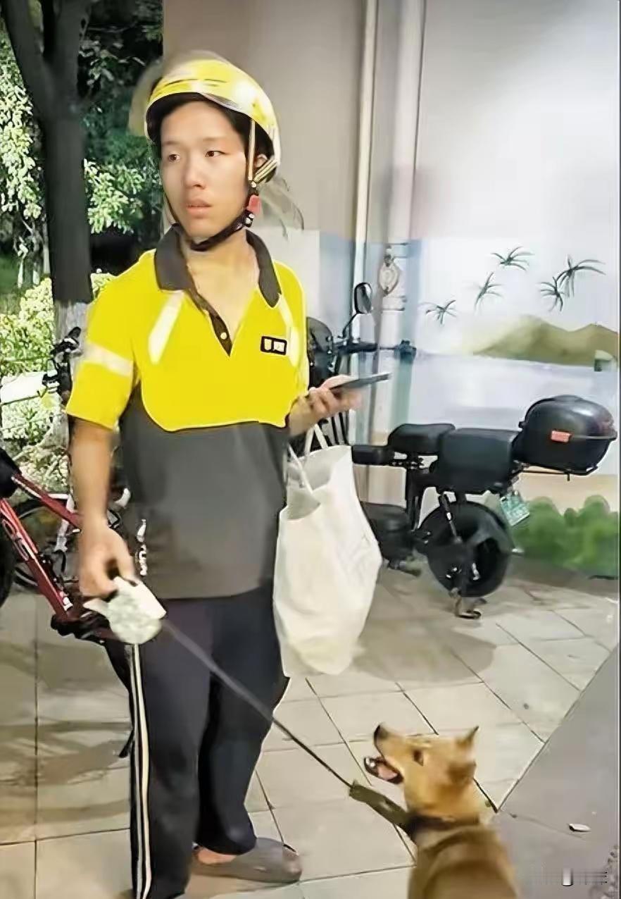 一个19岁男孩，来长沙10天，兜里只剩200块，晚上睡桥洞，白天跑外卖。更让人记