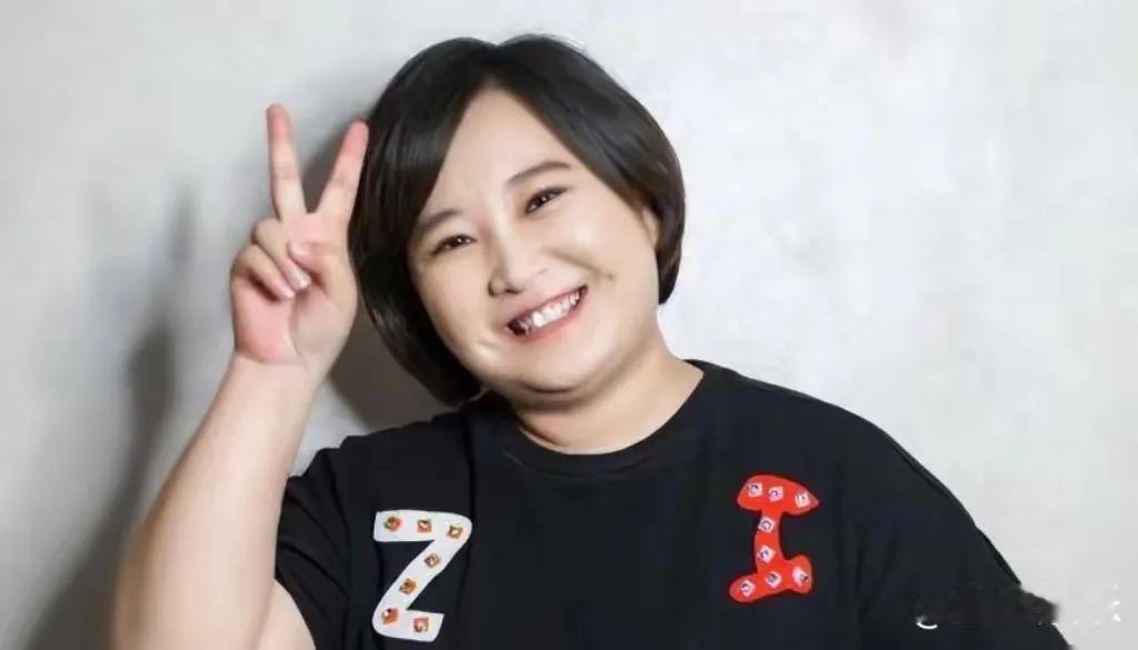 喜剧女王贾玲，43岁，一直以其幽默风趣的形象深受观众喜爱。鲜为人知的是，她已隐婚