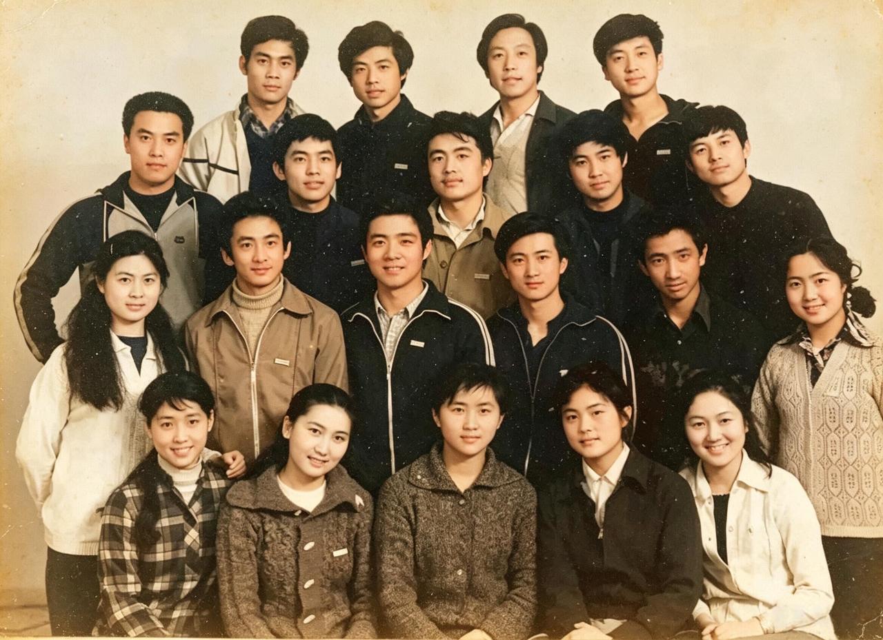 82届中戏表演系的同学里，出了好几位熟悉的大明星，女的一个都不认识，男的年轻的时