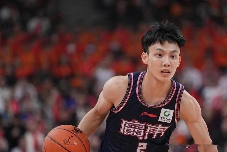 徐杰这个赛季能轻松划水了吧上个赛季，在胡明轩受伤不能上场，同时外援不给力的情况