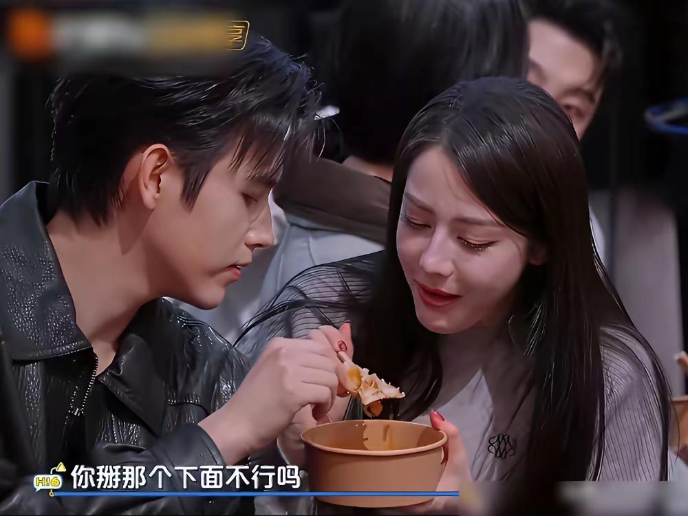 看《你好星期六》那段葱油饼名场面，总算懂了什么叫“娱乐圈式营业”。迪丽热巴