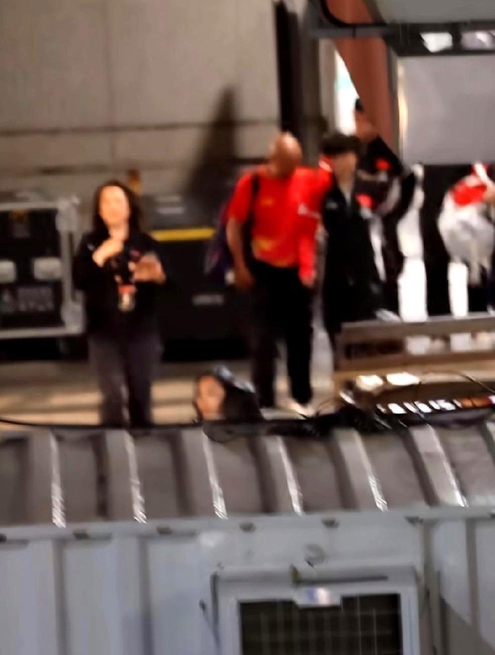 领奖台上，她笑得很甜。但你知道谁在台下盯着她的脚吗？不是教练，是队医。手握