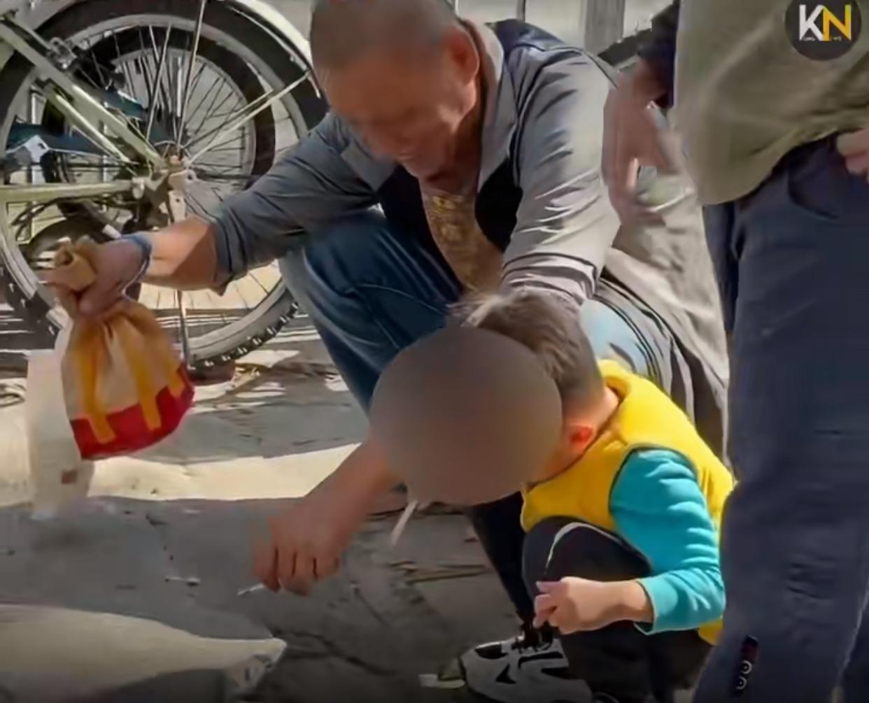 真是离谱！11月22日，香港元朗，一名3岁左右的男童在街头吸食香烟！拍摄者称，