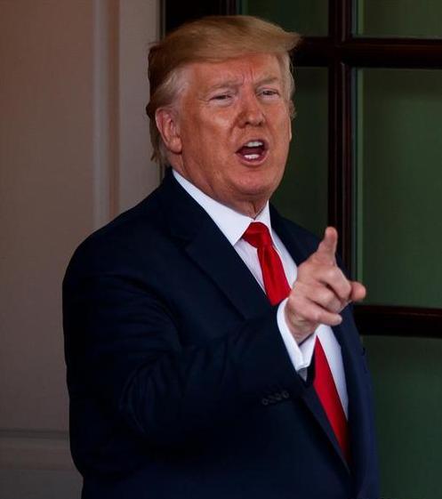 有人当面问特朗普：“这世上，还有谁能管得了你？”他没躲，没笑，反而往前一站，直