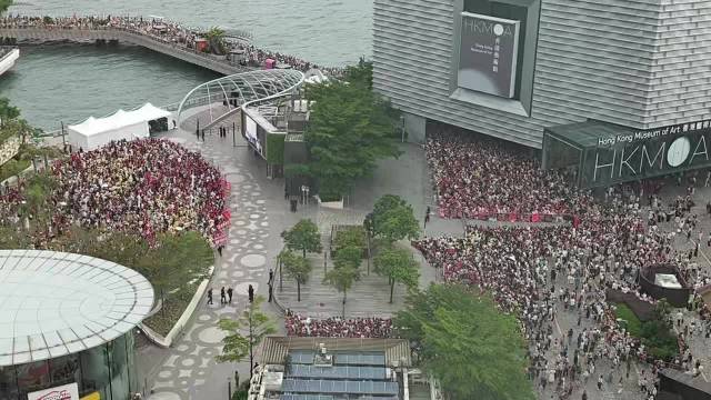 肖战再次证明肖战的人气现场人山人海