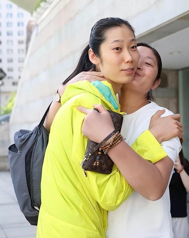 朱婷给父母在县城买了房、还清了家里外债，这才是真的。但网上疯传的“里约夺冠后拉大姐去郑州售楼处，大姐