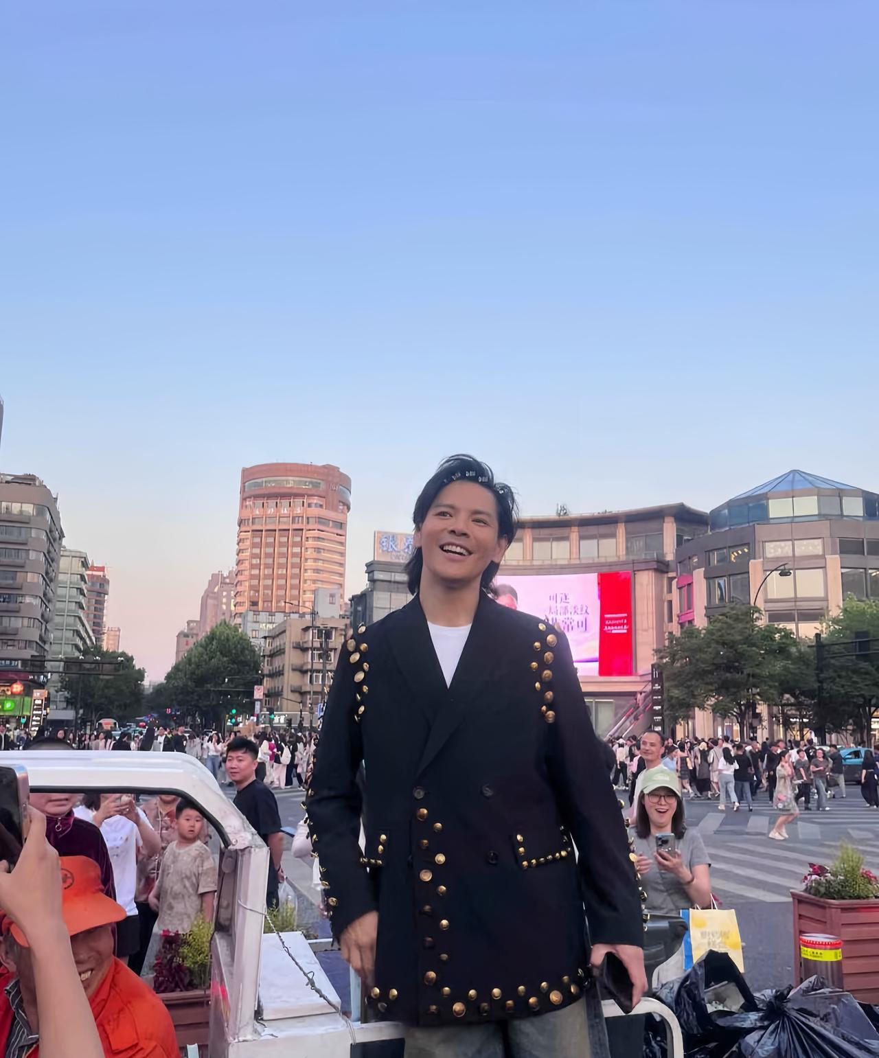 向佐现身杭州，在大街上与现场观众热聊，好歹也是向家长子，又是明星，连个助理都没带