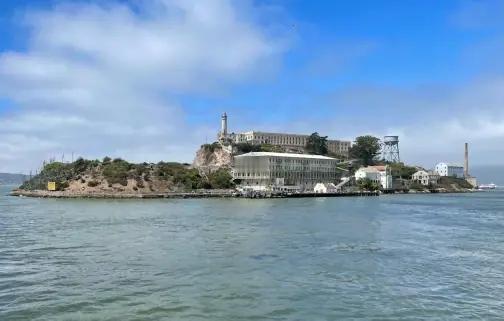 1962年，“恶魔岛”监狱的狱警查房时，看到一名犯人还在睡觉，便上前碰了一下。让