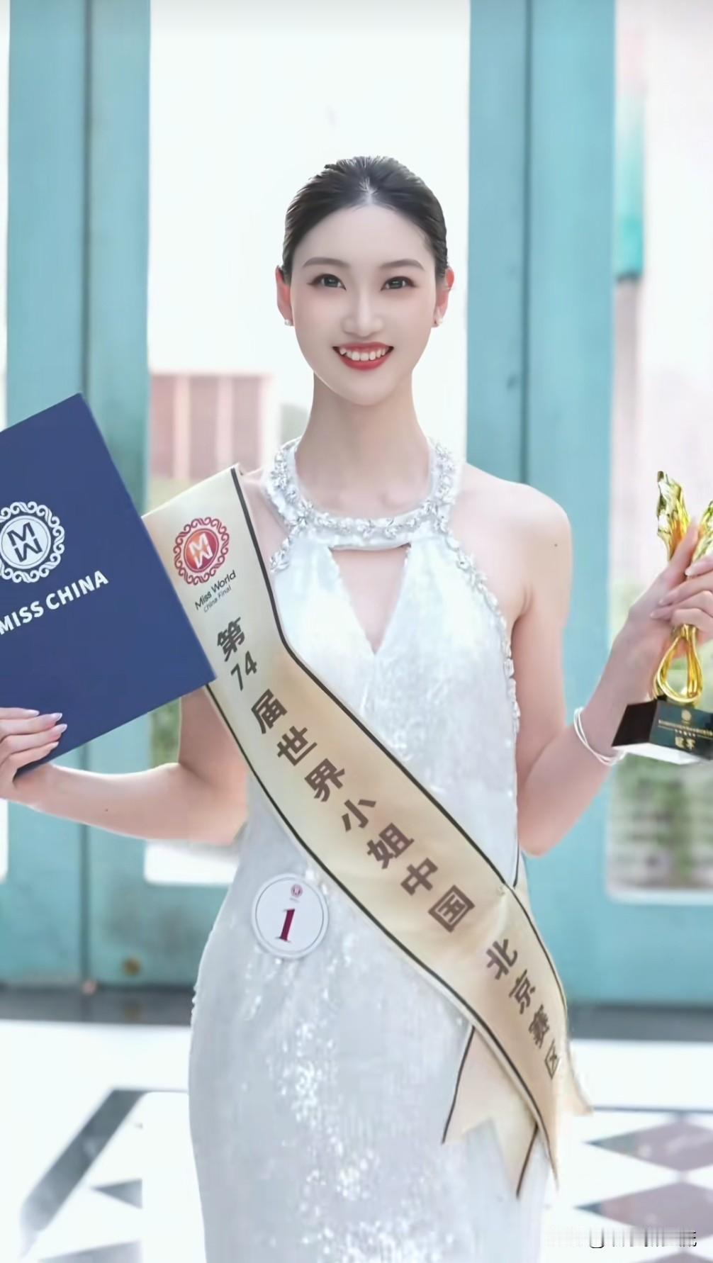 第74届世界小姐中国北京赛区总冠军李悦彤，身高180厘米，艳压群芳，气场强大，手