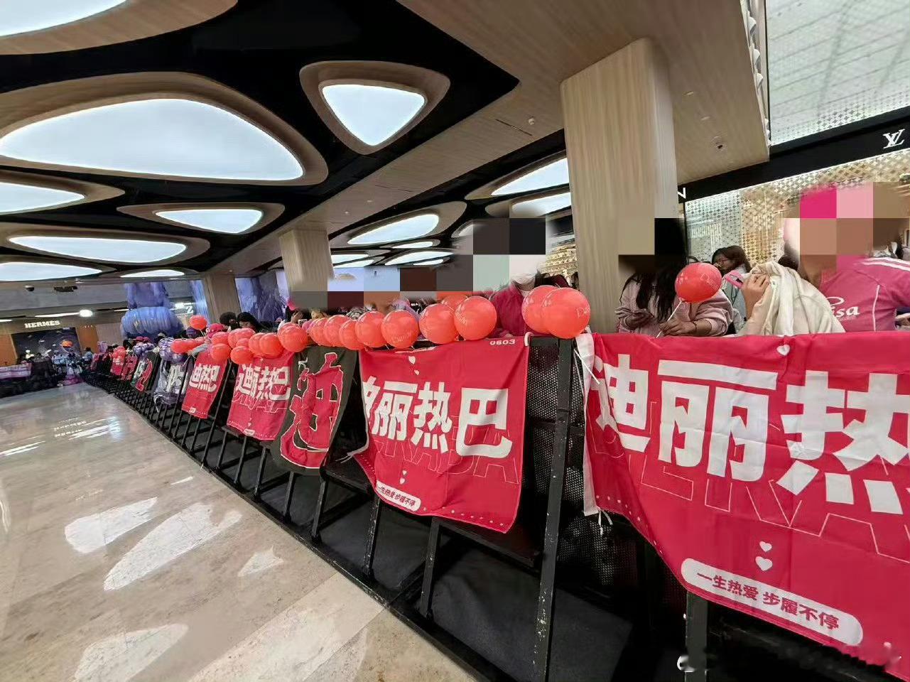 Dior南京活动内外场前排已经被迪丽热巴和邓为两家粉丝拿下了！