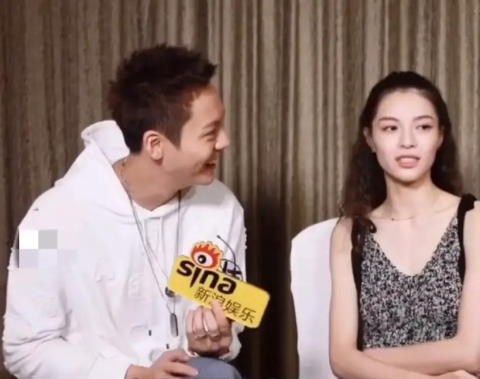 节目里，钟楚曦一句调侃，他的耳尖就红了。章若楠一句求助，他的小声和前倾像本能。