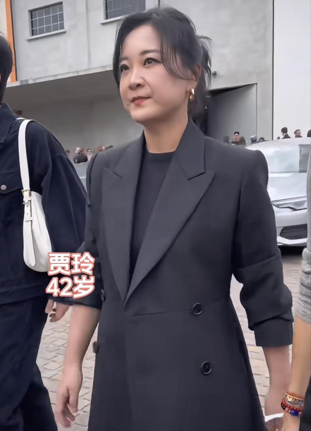 瘦下来的贾玲真漂亮啊，走路生风，自带气场！深色西服上衣，深色打底。白色短裙，高高