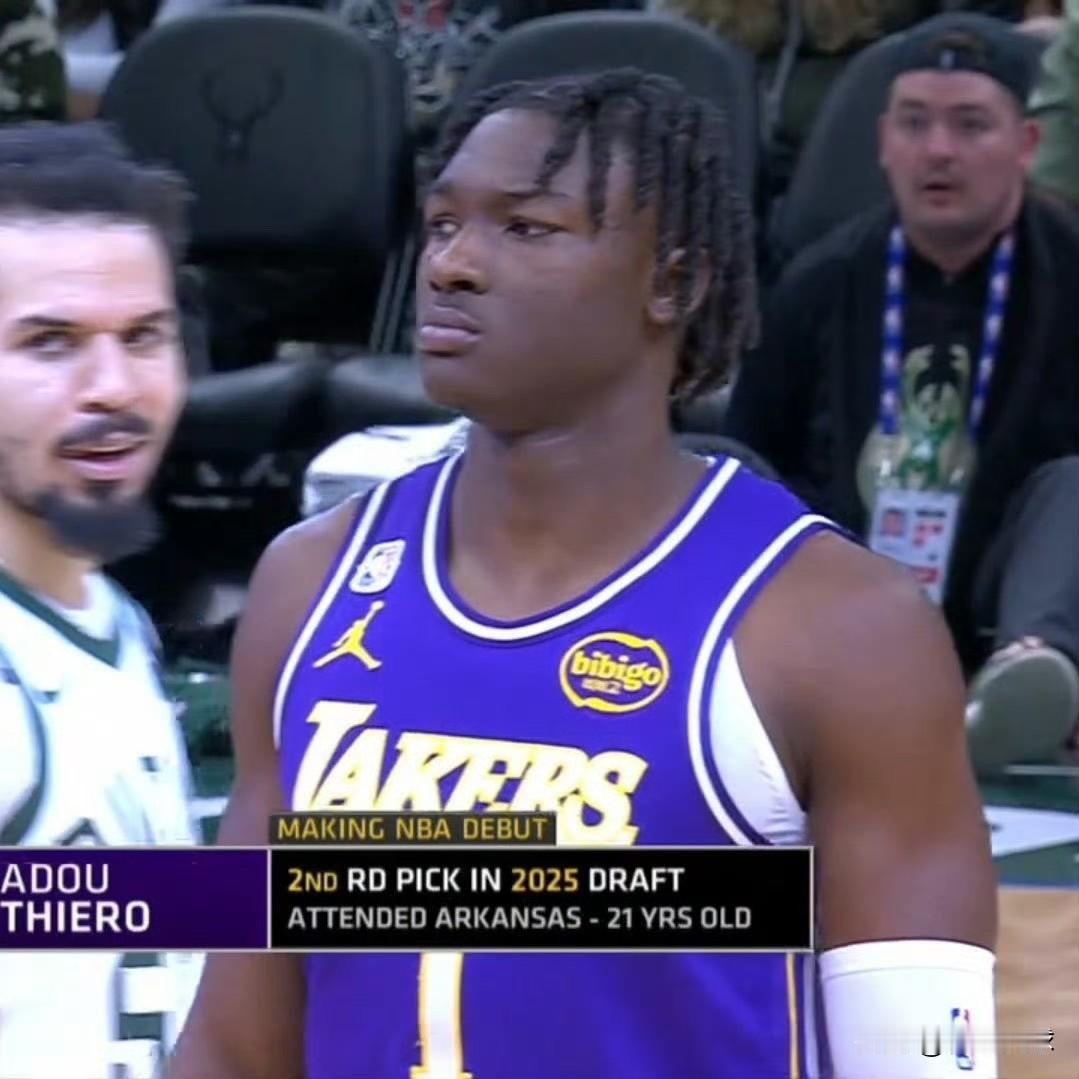 这名新秀太幸运了！今天战胜雄鹿队的比赛中，湖人队新秀阿杜-蒂耶罗伤愈复出迎来