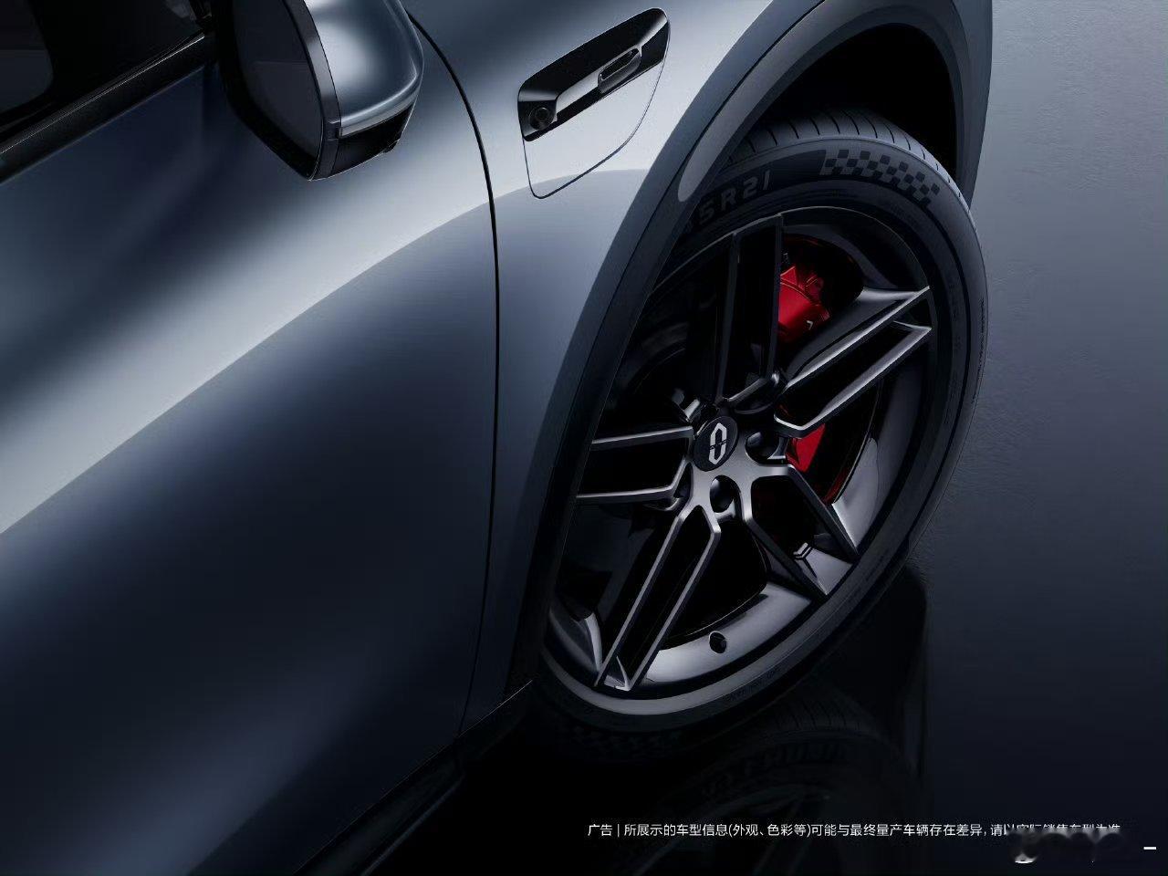 问界M6又发了新官图小蓝灯的位置也看清楚了银色质感还不错，兄弟们觉得呢？