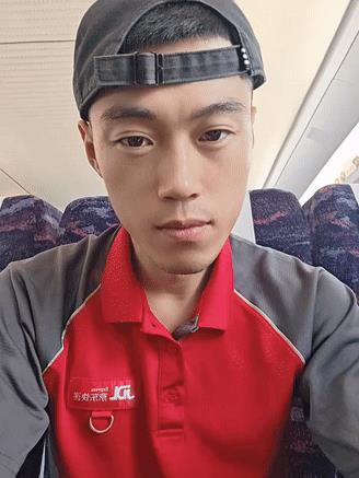 真是笑不活了！河南，一快递小哥接了个“大单”，然而，这个“特殊包裹”却不