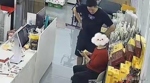 阿姨进店想买1小块榴莲原因催泪5月10日晚，浙江兰溪一位阿姨走进水果店，