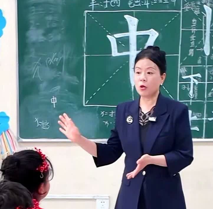 田静在直播里直接开麦怼许妈："自家孙子不陪，大老远跑到新疆陪别人家娃过六一，这奶