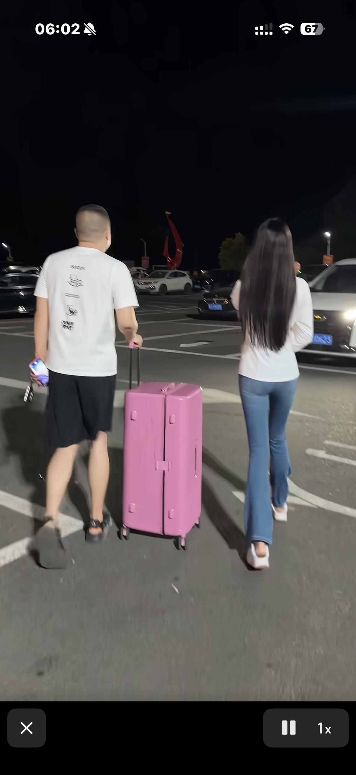 同事自从贷款买了奔驰C260L，还真找了一个不错的女朋友，没有女朋友的，可以
