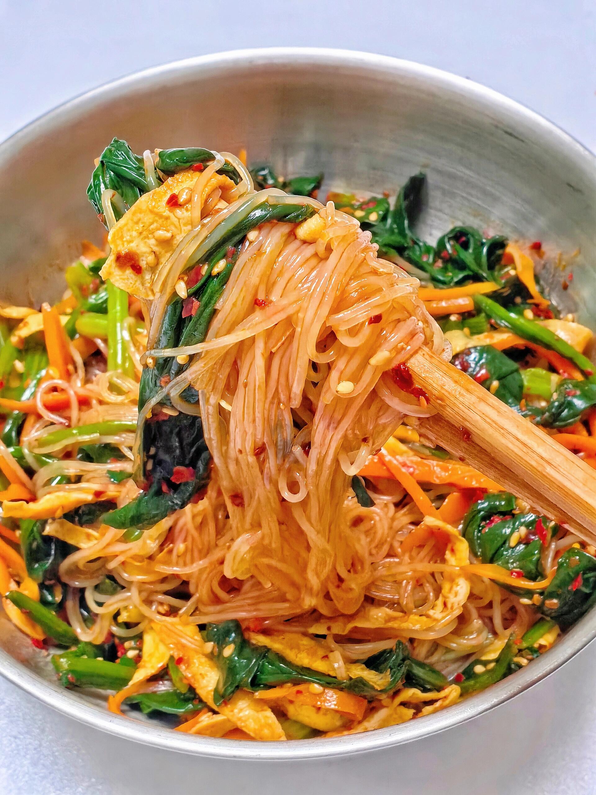 5分钟快手菠菜拌粉丝！酸辣开胃，鲜到舔盘家人们谁懂啊！春天的开胃凉拌菜，被这道