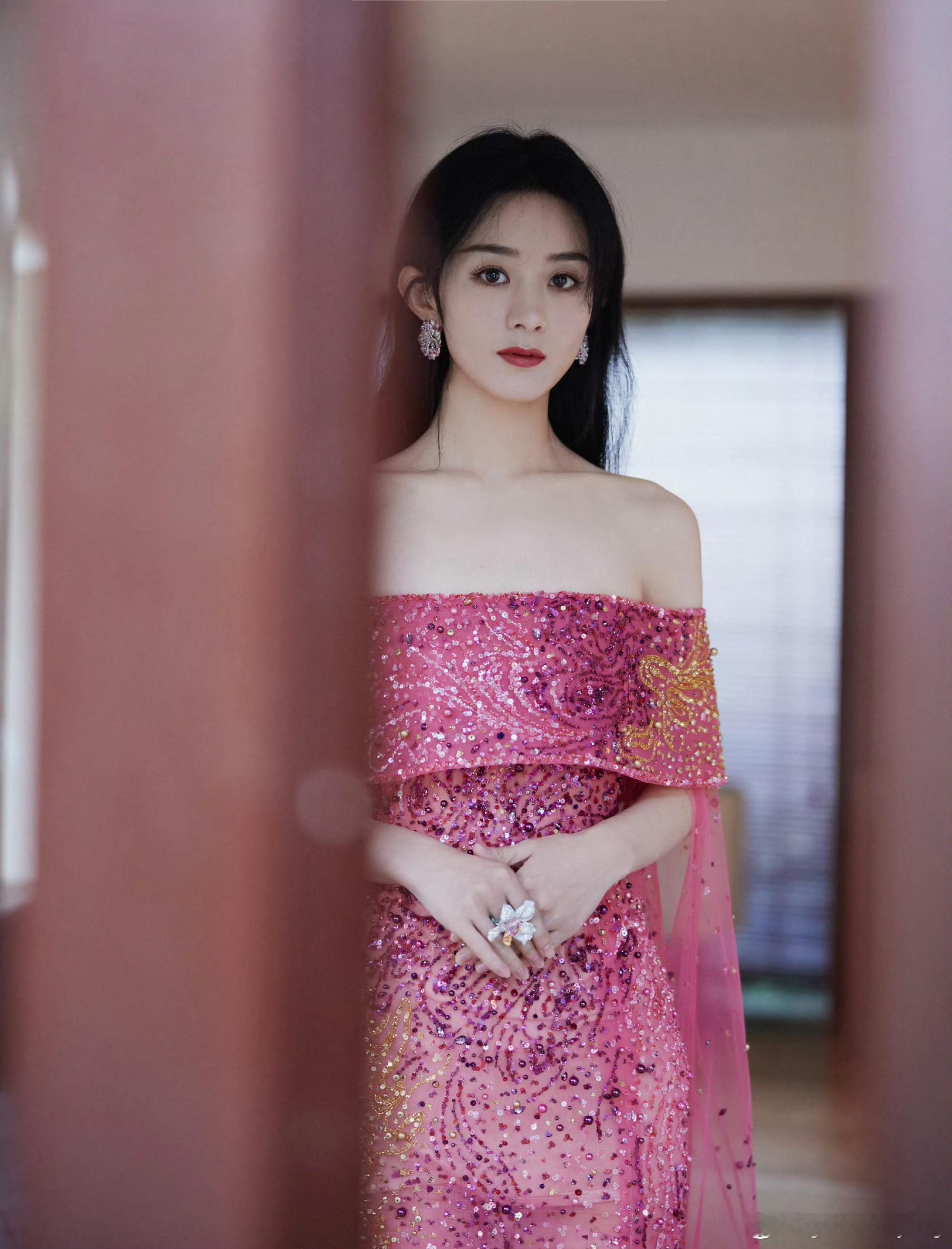 赵丽颖林间蓝裙，是归于静谧的松弛；华宴绯衫，是直面聚光的盛放。可沉静亦可璀璨，