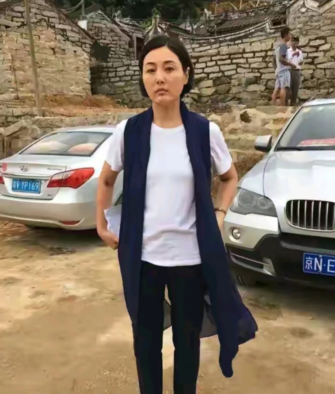 久未露面的男人婆张延面色发黄，肌肤松弛，鼻孔外露，眼角耷拉，双目无神，看上去几乎