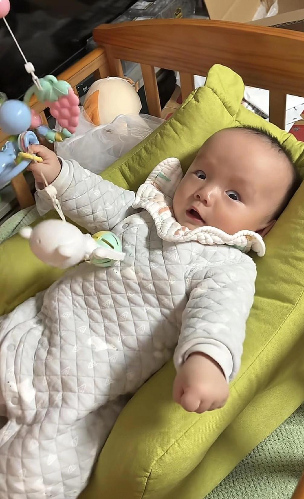 浙江一位宝妈，随手发了个宝宝视频，配了句玩笑话：“我喝了奶茶，娃跟着我一起上夜班