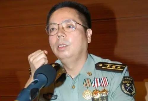 1984年，老山战役中，一战士摔落山崖和部队失去了联系，不料竟发现了敌人的指挥部