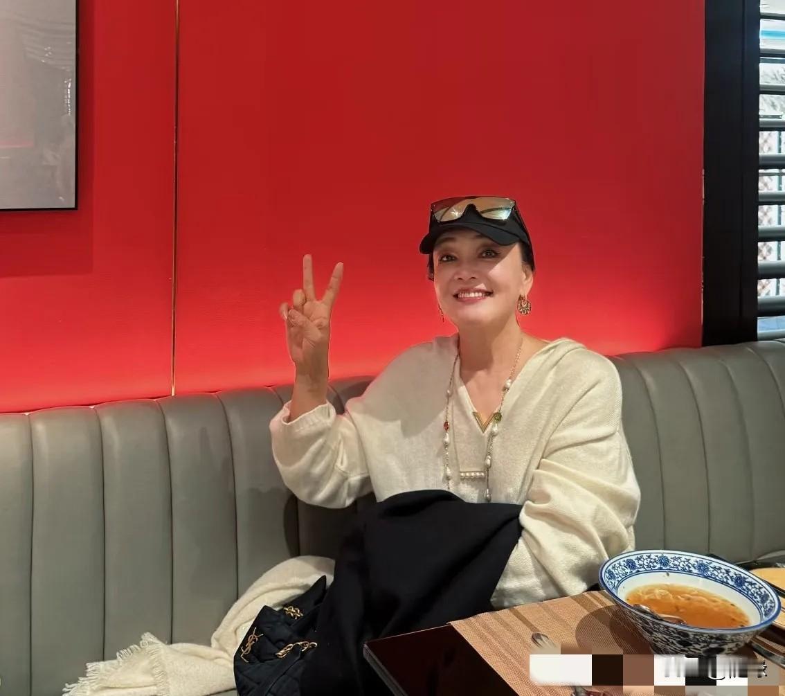 张兰说:小玥儿的心愿要达成了！网友在成都早餐店偶遇张兰，得知下午一家人出发去熊