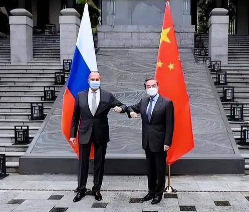 乌克兰，终于醒了？原以为俄罗斯背后最铁的盟友，是伊朗和朝鲜，结果绕了一圈才发现：