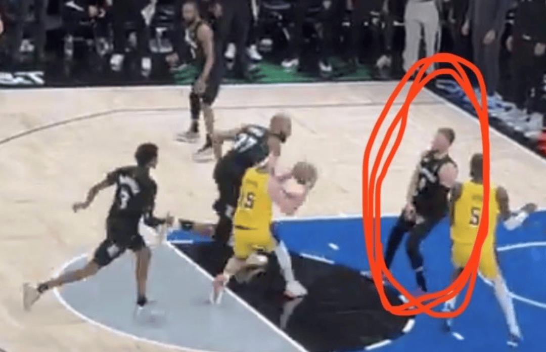 有趣的一幕,昨日在里弗斯绝杀球出手前,森林狼球员迪文琴佐站的老远想要造里弗斯进攻