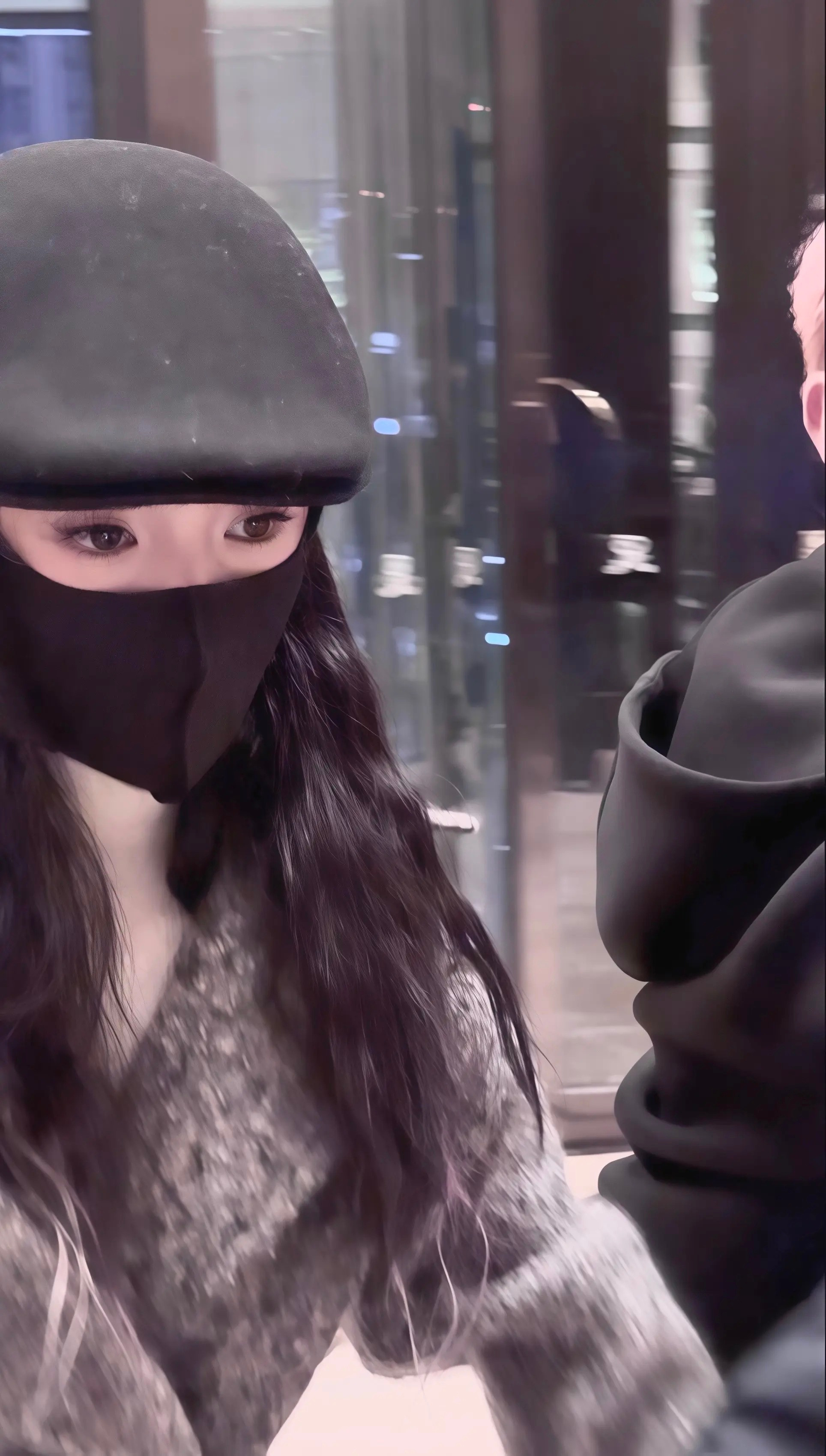 这个女人光是露出一双眼睛就能把人迷的七荤八素感觉会是小唯现代装扮…..​​​